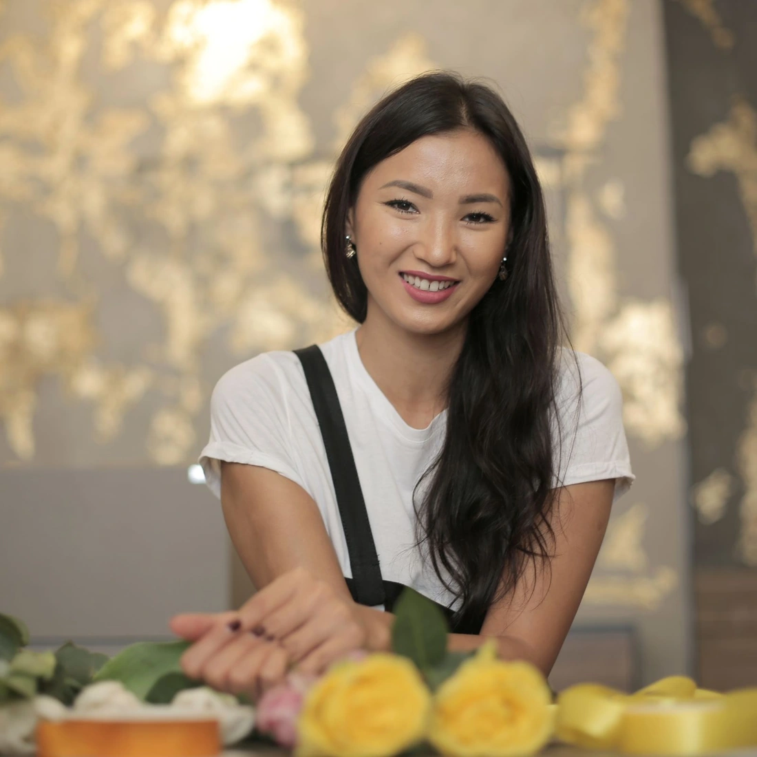 Model florist di studio bunga; foto ilustrasi
